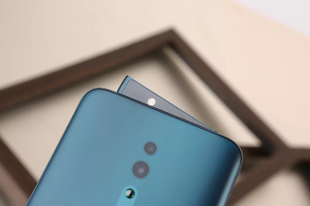 在机身顶部,oppo reno以独特的侧旋升降结构设计,将前置摄像头,前后