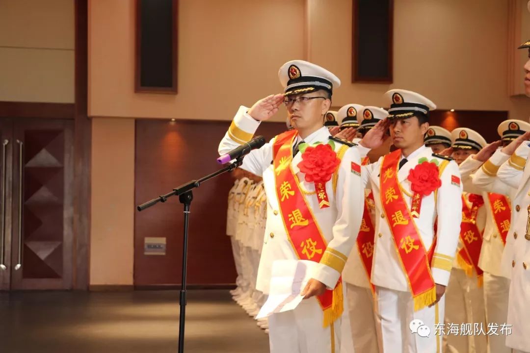 绶带的退役军官护旗手将军旗高高挚起伴随着铿锵有力的口令在某护卫舰