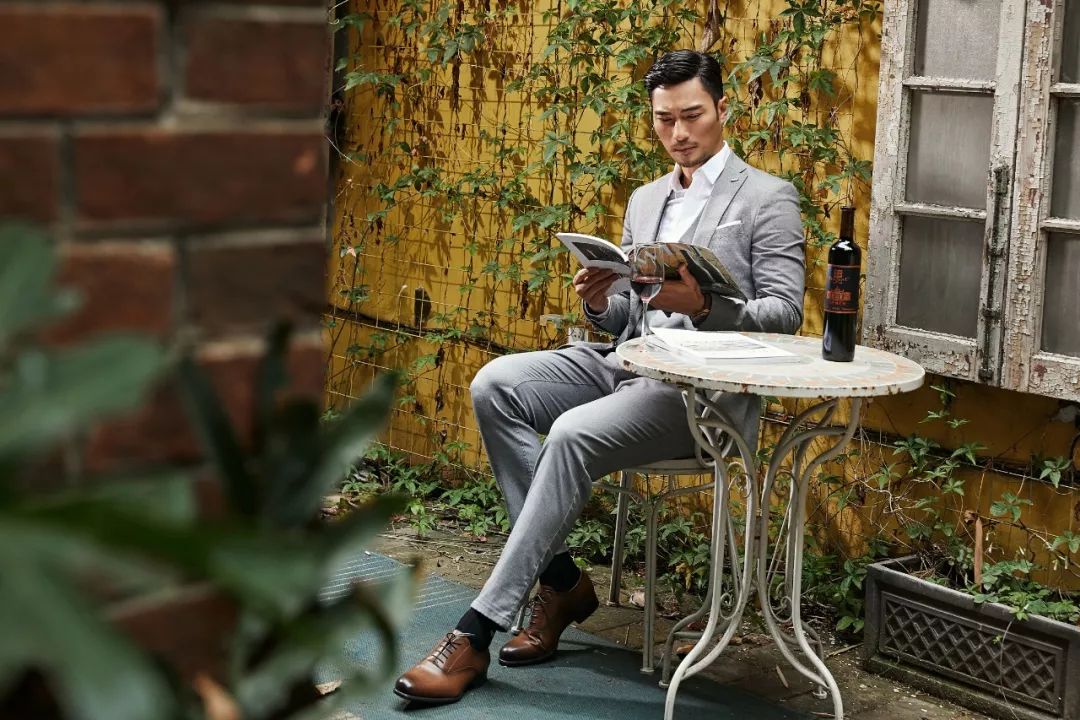 虽然品位没有定式没有形状,但真正有品位的男人,举手投足间,总会溢出