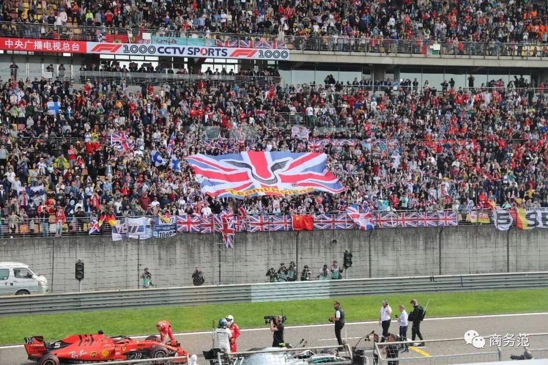 全世界最烧钱运动 Vip门票3万块一张 F1赛车手还带我去赛道跑了一圈 财经头条