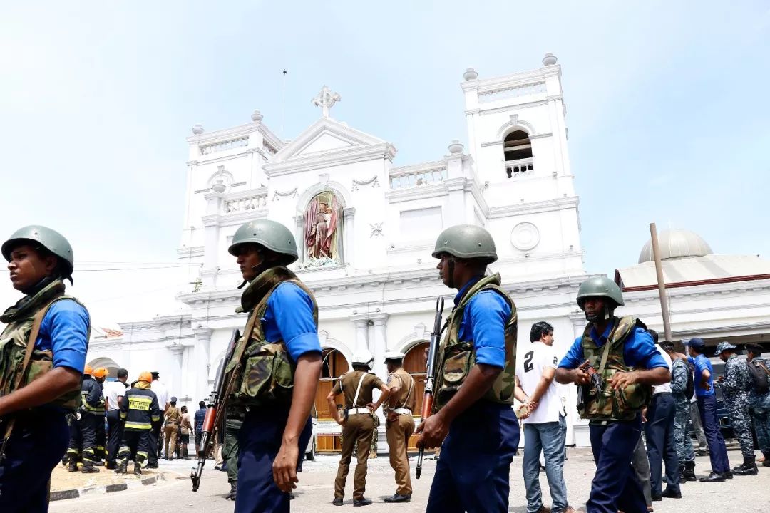 4月21日，在斯里兰卡科伦坡，军警聚集在发生爆炸的圣安东尼教堂外。新华社发（哈普拉彻奇摄）