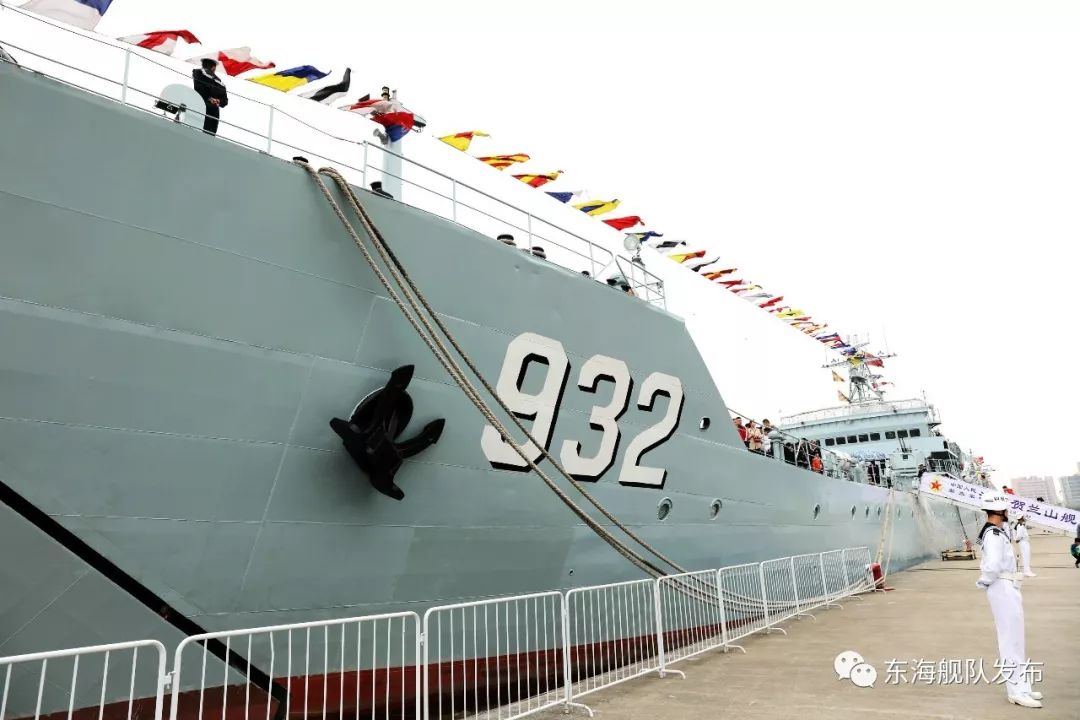 贺兰山舰大家怀揣着同一个海军情结相聚于此百年吴淞某军港人潮攒动4