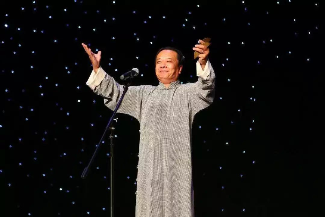 天津市十佳笑星:李宝忠李宝忠,师承著名相声表演艺术家魏文亮先生.