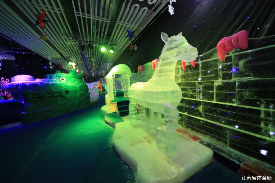 常州嬉戏谷"冰雪奇境"简介:江南环球港内体育项目包含:真冰场,索福德