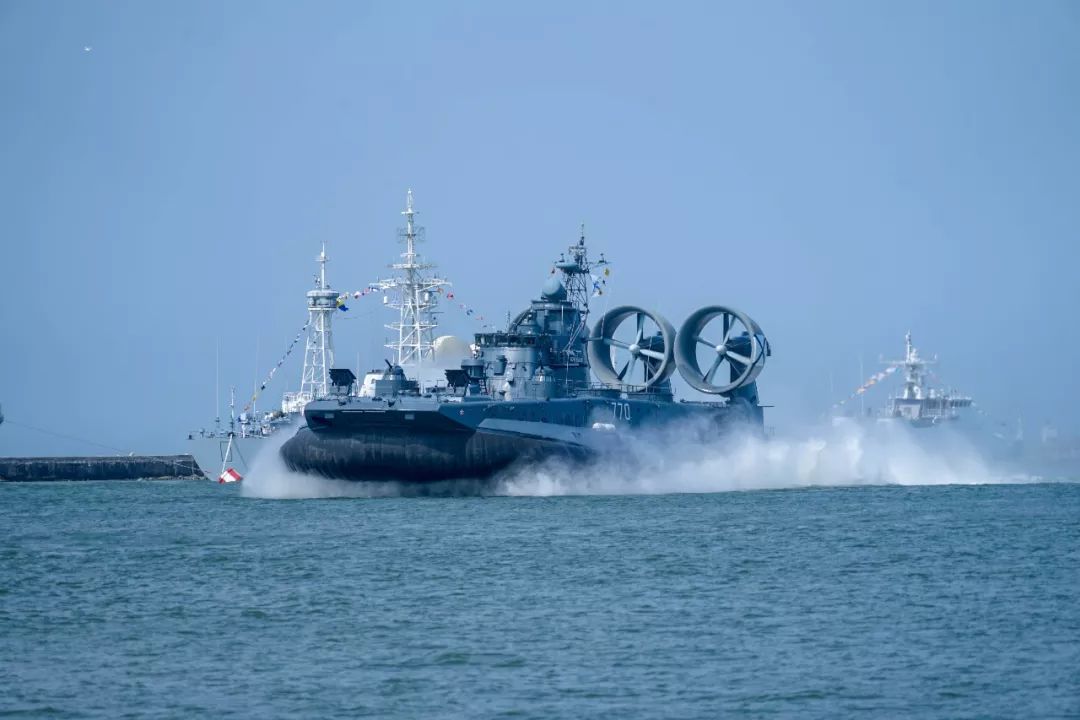 俄罗斯波罗的海舰队举行海军节活动中方海上登陆参赛队受邀参加