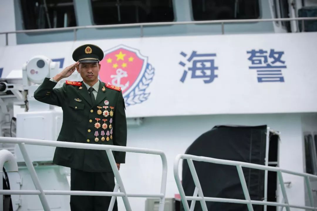 王国平,江苏常州人,1974年出生,1993年入伍,现任海警44044艇机电班长