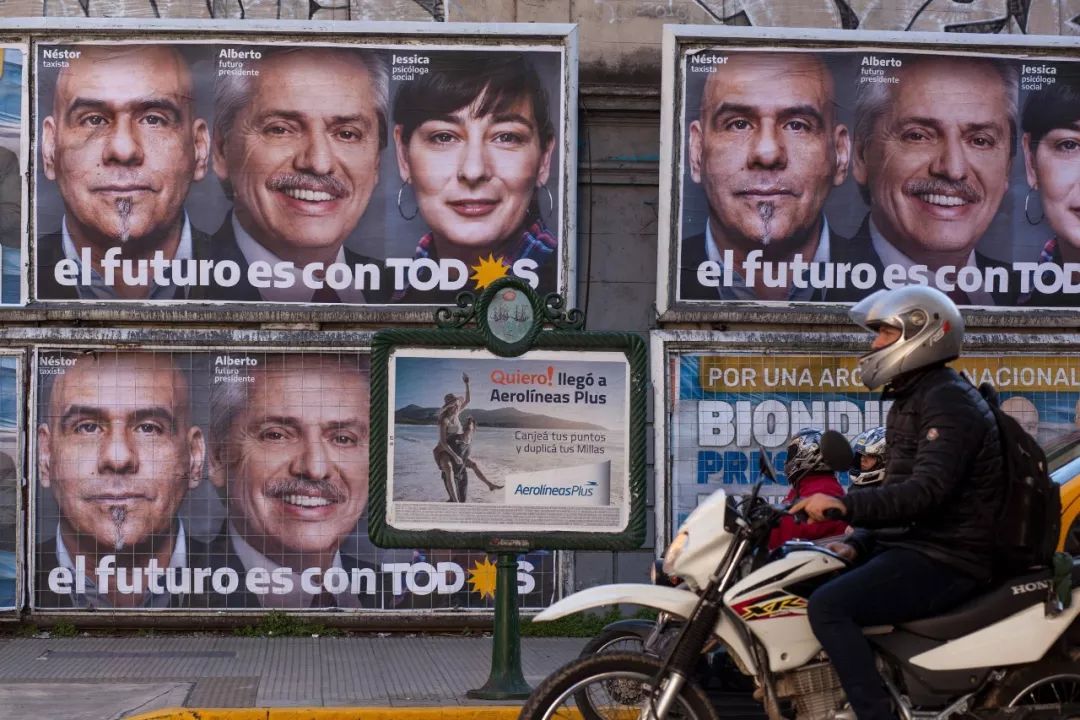  2019年8月5日，阿根廷布宜诺斯艾利斯，当地街头贴满了大选候选人的竞选海报