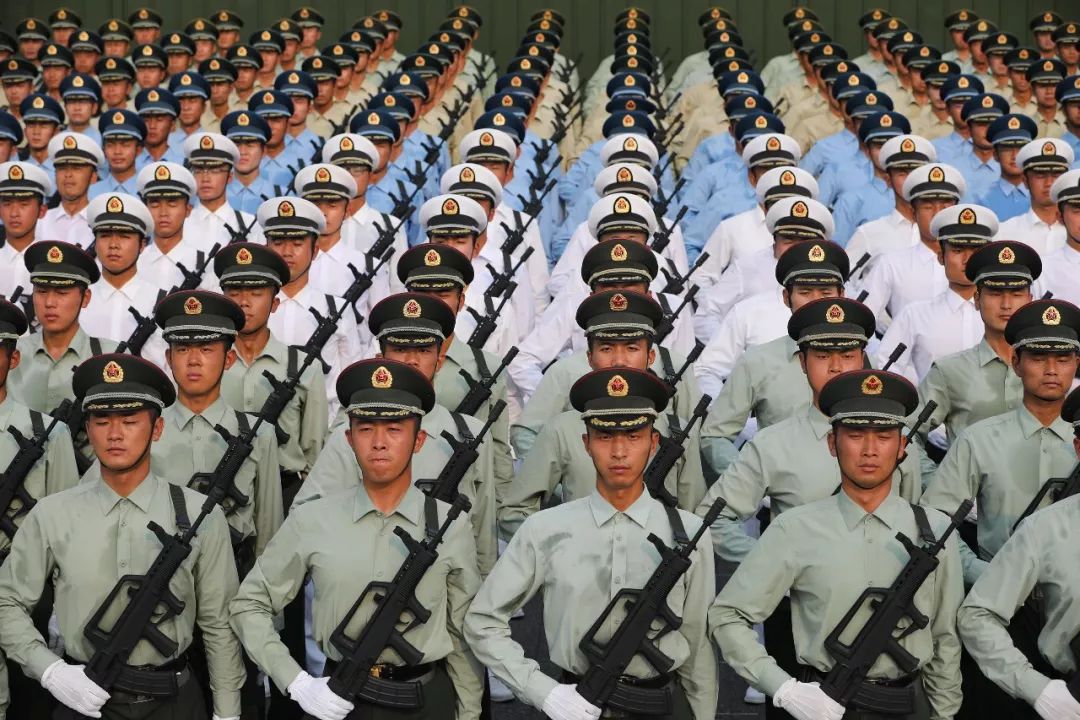 顶着"学霸"的光环笑起来有着两颗可爱的小虎牙是一名国防科技大学在读