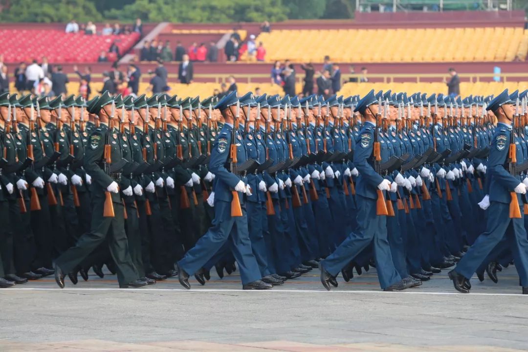 精神抖擞受阅徒步方队列队