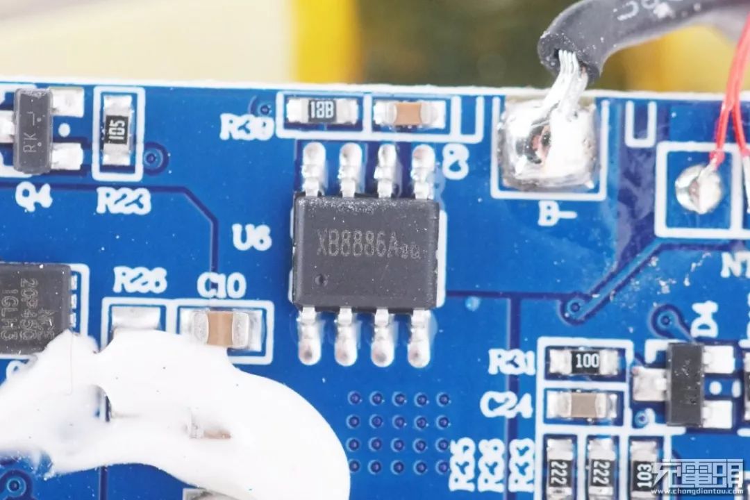 拆解报告：倍思充电器移动电源二合一10000mAh__财经头条