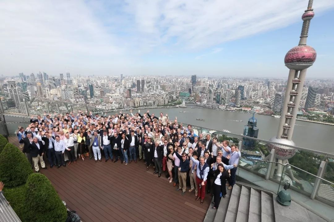 ▲2015年，170位来自安盛集团的高管汇聚上海举办高管年会。