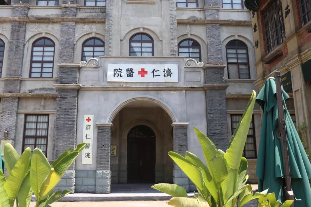已   每次来民国街必打卡济仁医院   它还原了很多民国时期医院的场景