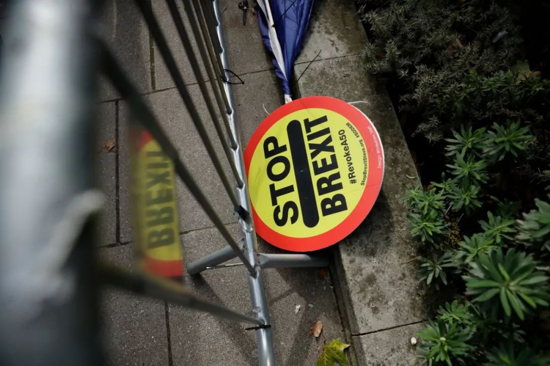10月15日，在英国伦敦议会大厦旁，一个反对“脱欧”的标语牌散落在街边。新华社/美联