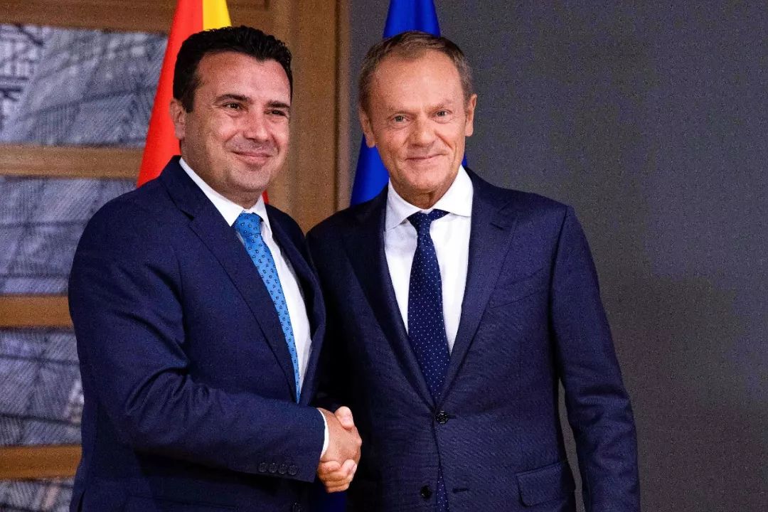  ▲当地时间10月16日，比利时布鲁塞尔，欧洲理事会主席唐纳德·图斯克（右）会见北马其顿总理扎埃夫。（视觉中国）