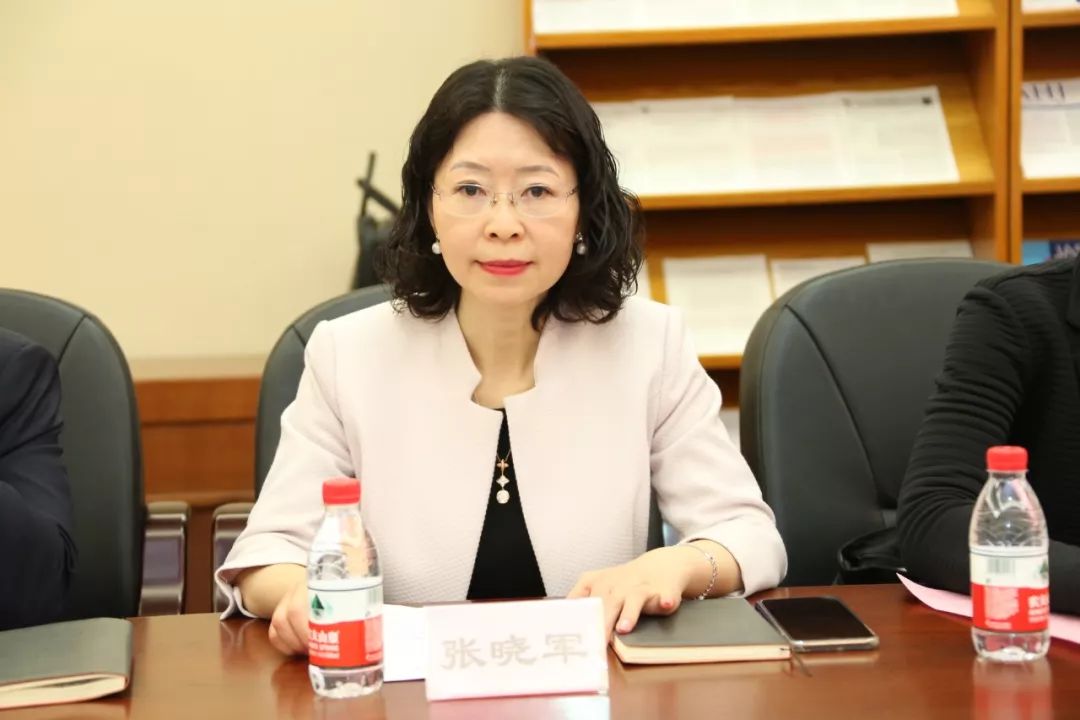 党委书记,总经理陈兵,上海信托党委委员,副总经理张晓军出席座谈会