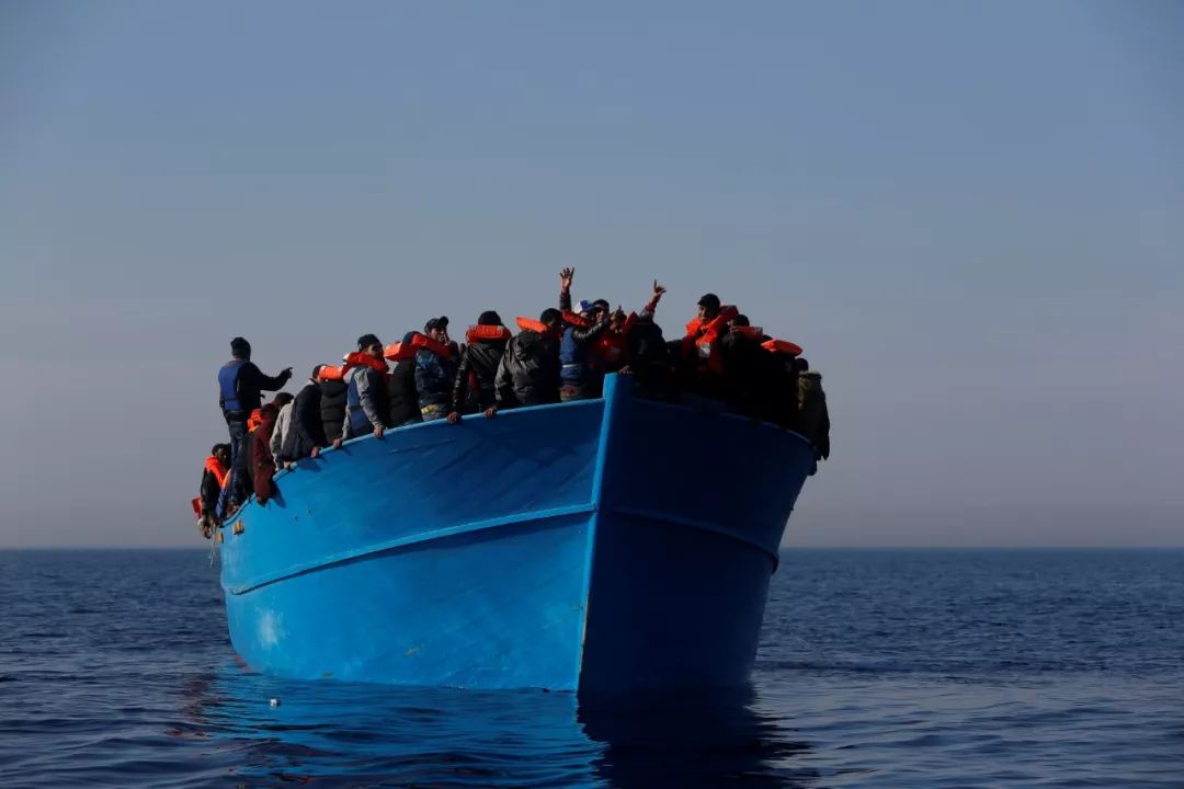 2017年4月15日，在利比亚塞卜拉泰以北的地中海海域，船只上的移民等待营救。新华社/路透