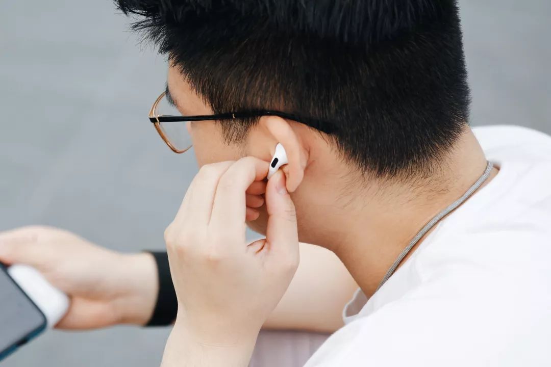 双击控制相比,airpods pro 长按耳机柄的形式能够实现更多的控制手势