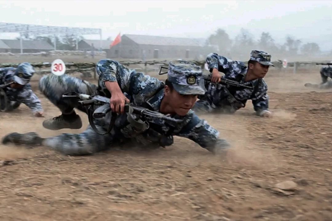 衰减与指示目标等训练"战场"转移战伤救护,观察报知火速开展匍匐前进