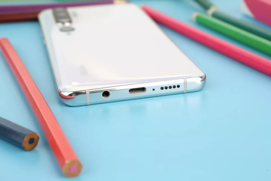 全曲面机身适当削减了因使用大尺寸传感器,多摄像头带来的厚重感,握感