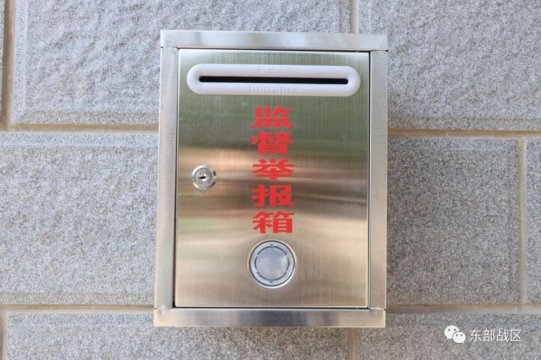 设立意见箱广泛接受监督.▲向每名新兵发放廉政监督卡.