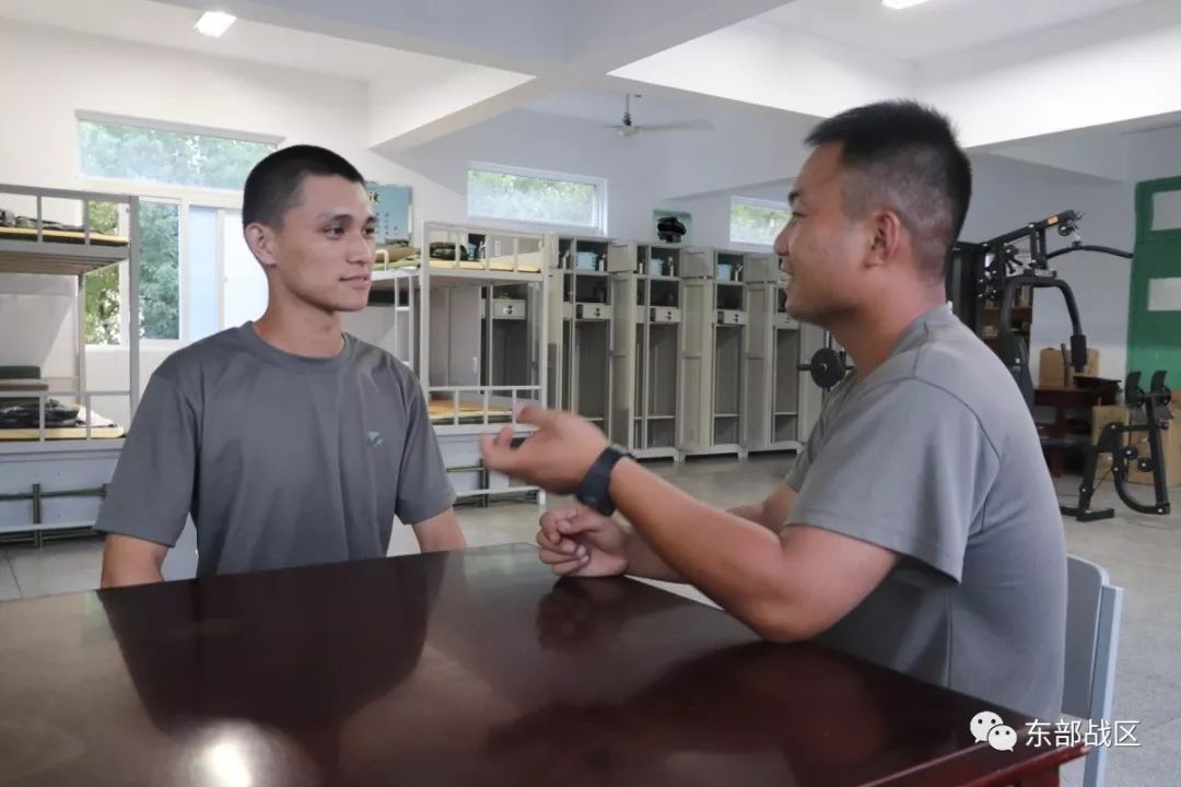 班长骨干与新兵谈心交心,兄长般殷切的问候,无微不至的关怀减轻他们