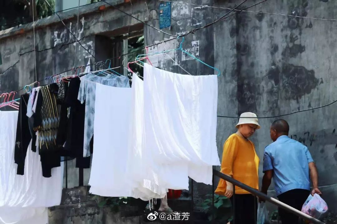 “癌症街上,那些拎着尿袋的人”:30张照片,戳破成年人最心酸的一面 “癌症街上,那些拎着尿袋的人”:30张照片,戳破成年人最心酸的一面