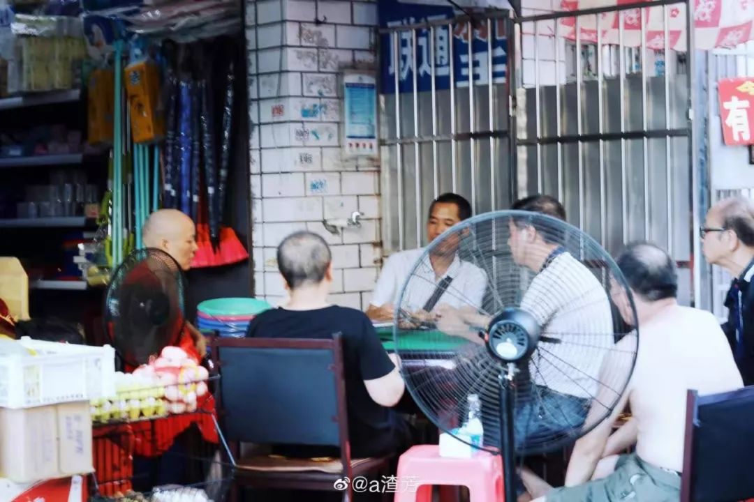 “癌症街上,那些拎着尿袋的人”:30张照片,戳破成年人最心酸的一面 “癌症街上,那些拎着尿袋的人”:30张照片,戳破成年人最心酸的一面