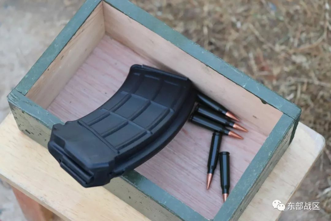 女新兵第一次实弹射击第一个50环出现了