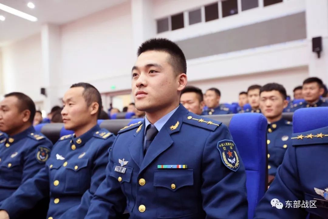 关注这6名空军兵哥讲述的故事让人感动