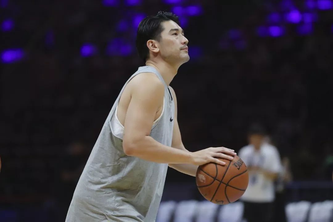 35岁的高以翔身高1米95,曾经差一点成为职业篮球运动员,身材高大健壮