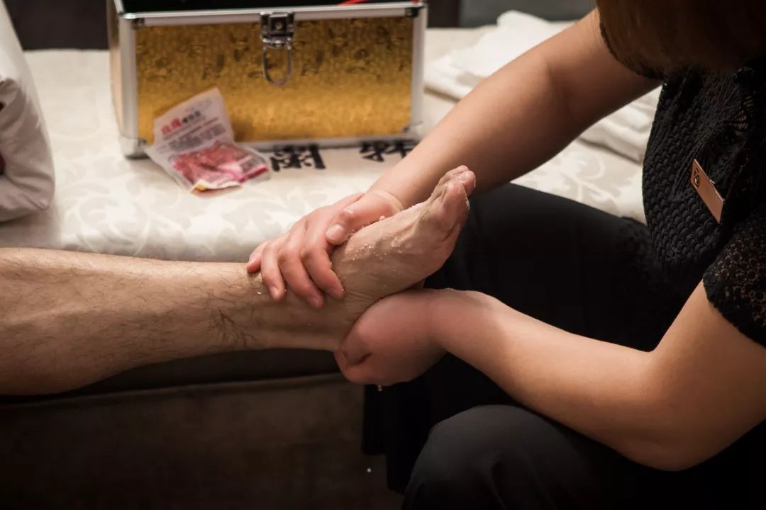 为平时劳累粗糙的足部进行护理技师会选择【浴盐】失眠和头痛都很有