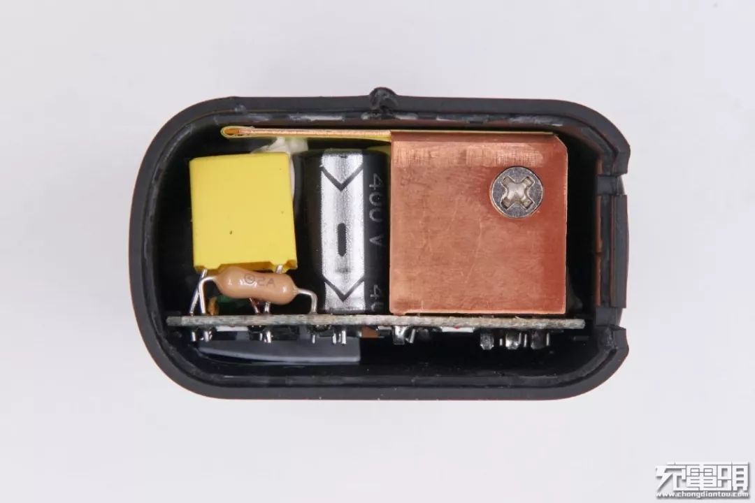 插脚使用白色塑料板以及两颗螺丝封装固定,与pcb板之间使用弹片接触式