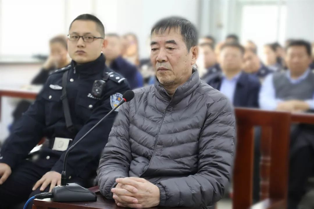 " 伊春市原副市长,公安局局长李伟东受贿案开庭