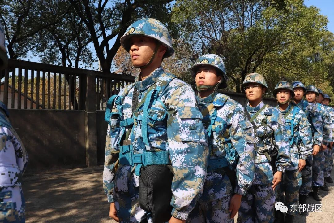 酷图|快看,海军新兵打响军营"第一枪"