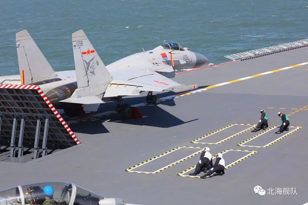 来看歼-15舰载战斗机的"伙伴加油",老哥,稳!