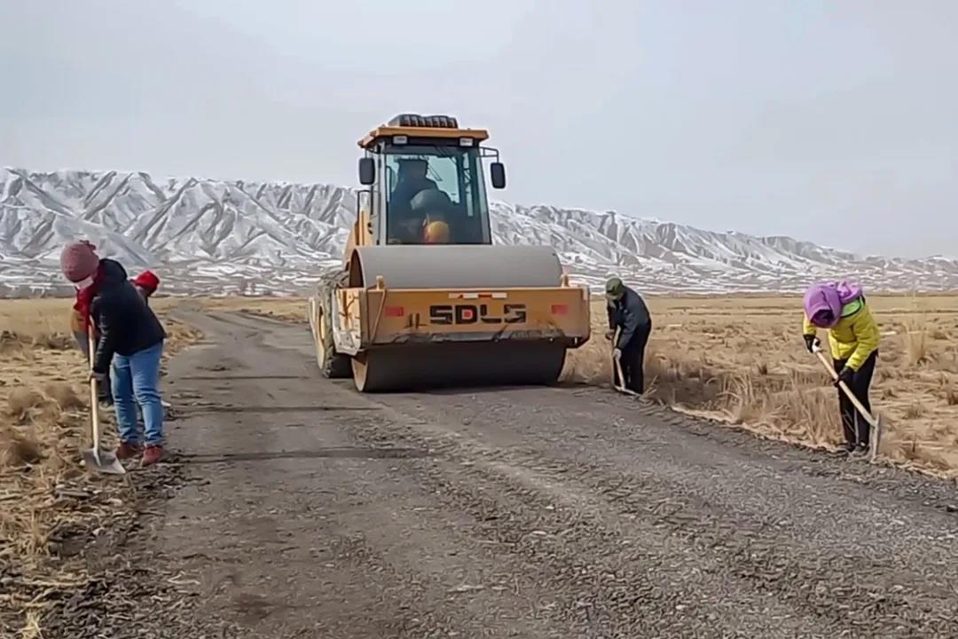 甘肃张掖公路局巧用铣刨料铺筑扶贫路图