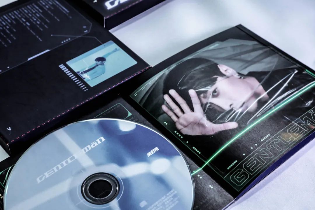 密致且透明的情绪 | 满舒克《gentle mǎn》实体专辑正式开售