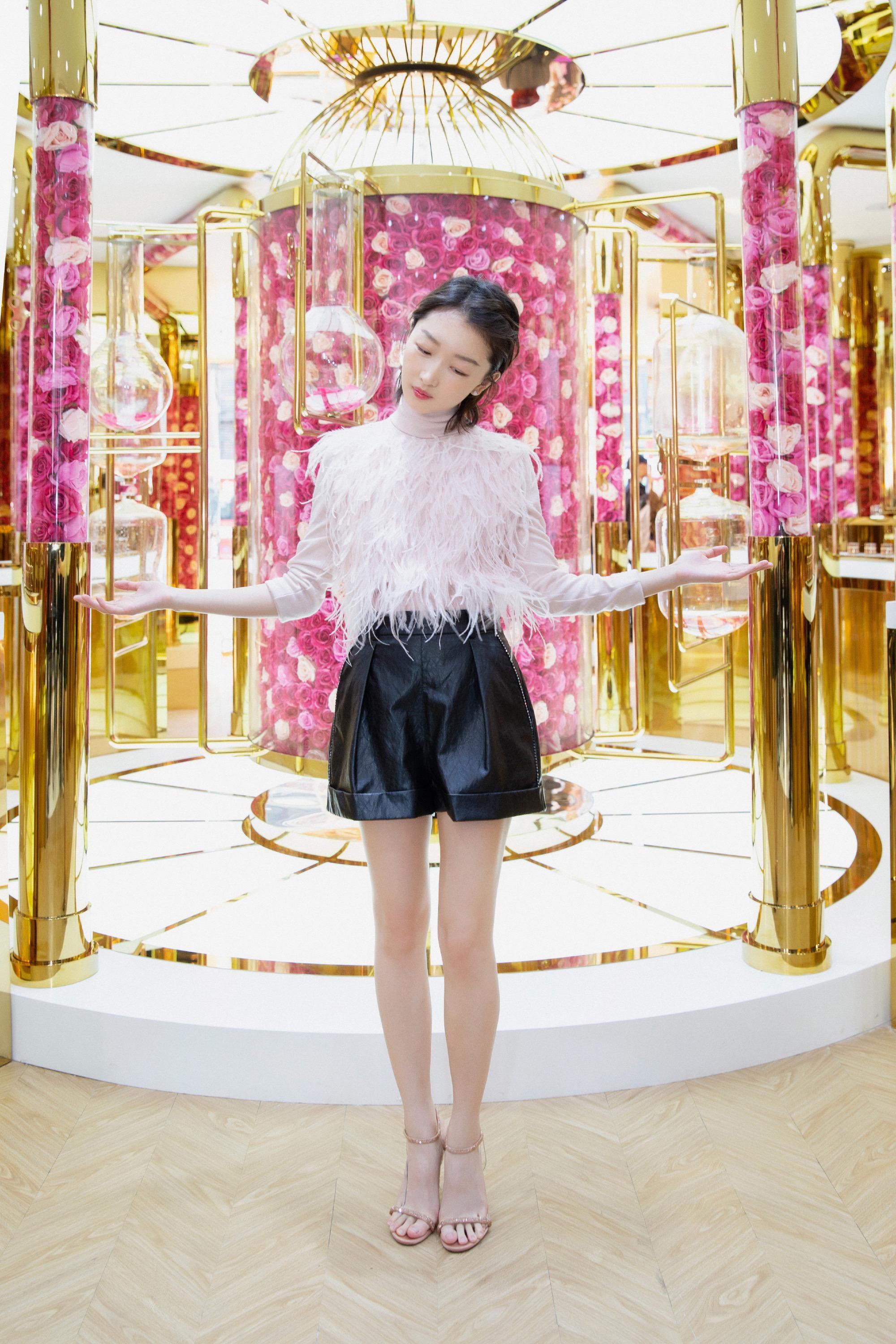 周冬雨教你巧用羽毛元素,小个子也能轻松驾驭,显高显瘦仙气十足