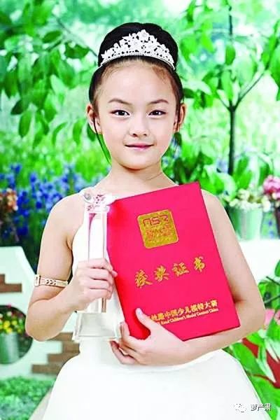 张千巽一直自称出生于加拿大,以前还有个奇怪的名号叫"加拿大的天使"