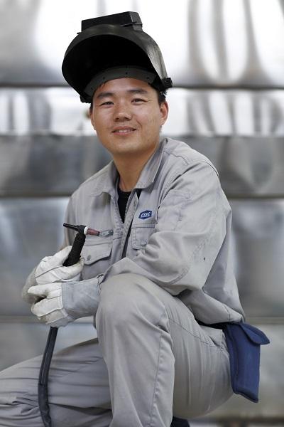 他是全国技术能手,全国职业道德建设标兵,全国五一劳动奖章获得者