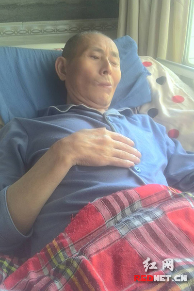 益阳一男子瘫痪在床 妻子2年来不离不弃悉心照顾