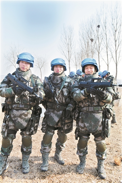 韩平获得联合国颁发的荣誉勋章."维和战士"韩平.