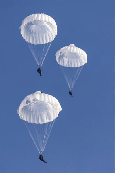 滑行至登机地域,新兵们有序登机,随后,一架架满载跳伞员的战鹰升空,向