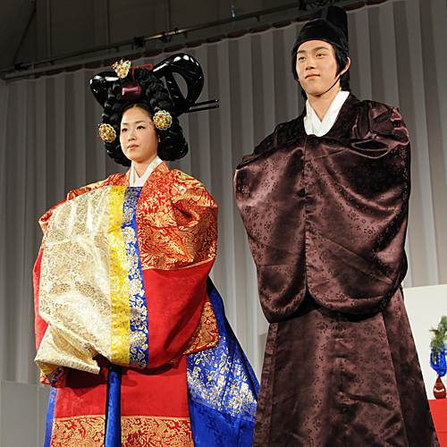 来自韩国的代表在亚洲传统婚礼秀上表演韩国传统婚礼仪式。新华社记者华义摄