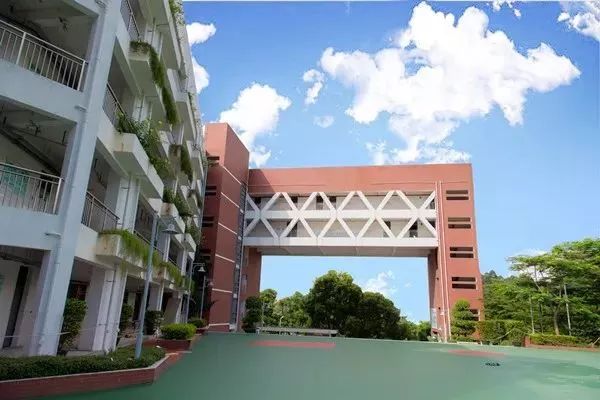 福田区外国语学校于2005年9月开办,建制为初中30个班,占地面积2.