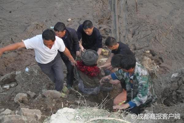 八旬老人回家迷路 陷入泥潭被困8小时