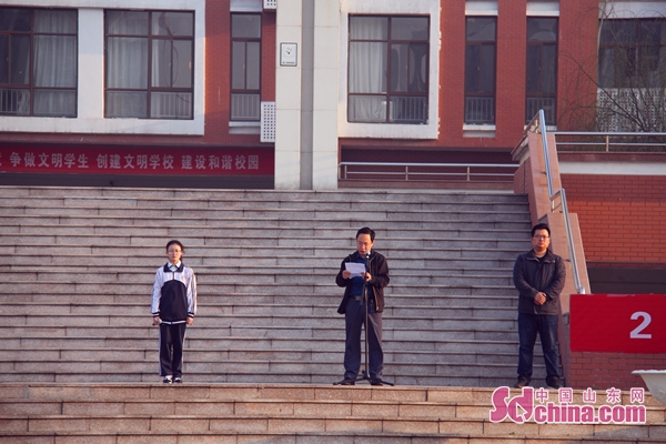 垦利一中举行"中小学生安全教育日"主题升旗活动