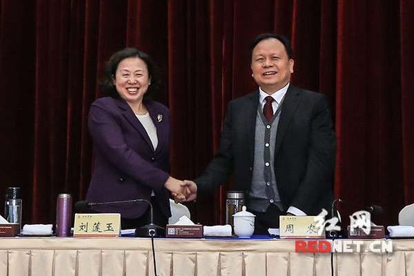 会议选举省人大常委会副主任周农为省总工会主席。 彭福宗 图