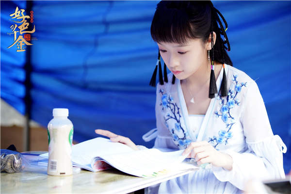 好色千金曝剧照灵气小花依莎饰演喜鹊