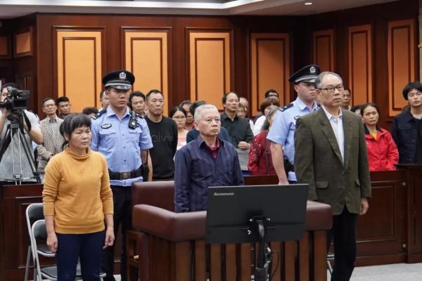 前排右一为梁景理